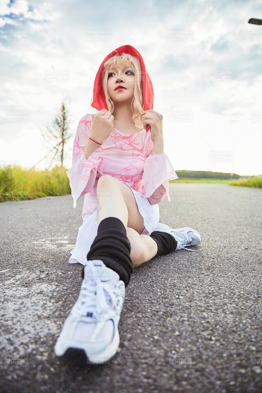 在景区旅游拍照的蒙古族美丽姑娘