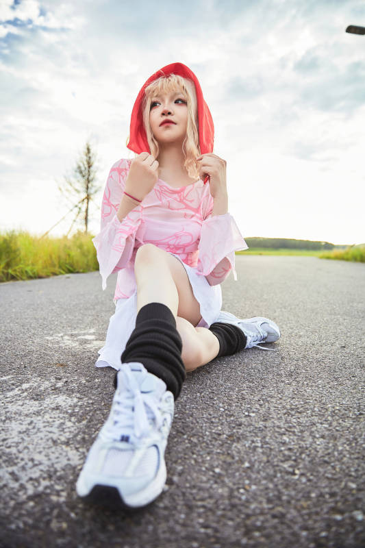 在景区旅游拍照的蒙古族美丽姑娘