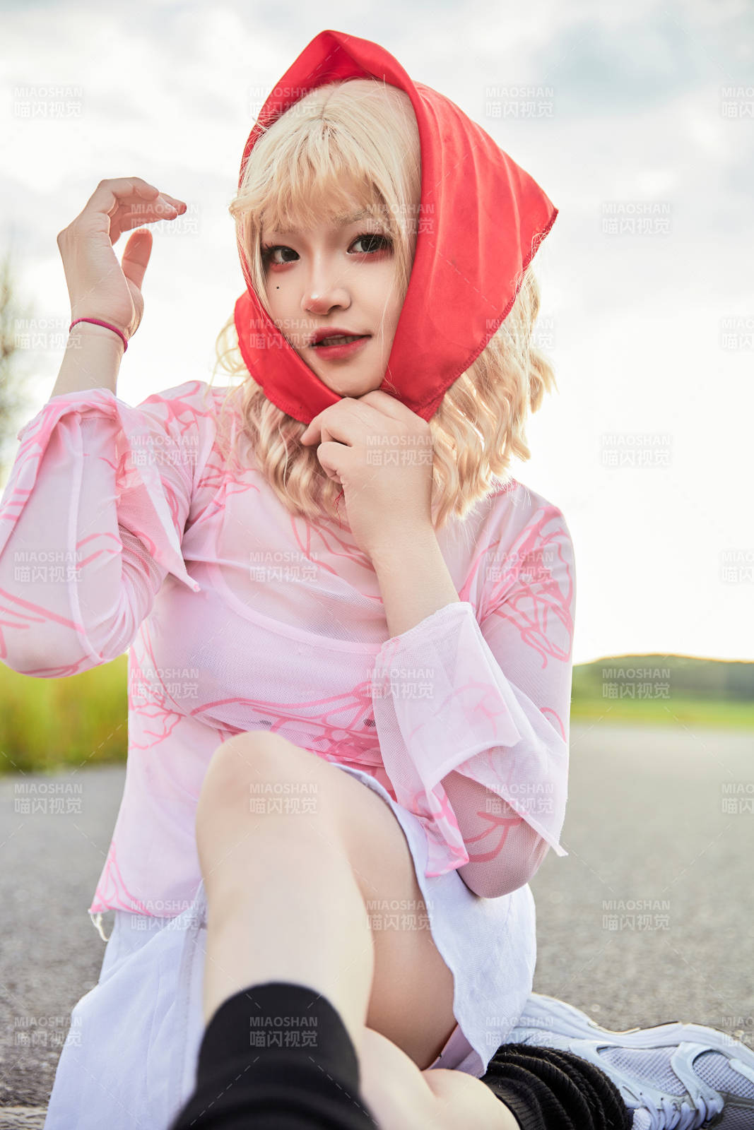 在景区旅游拍照的蒙古族美丽姑娘