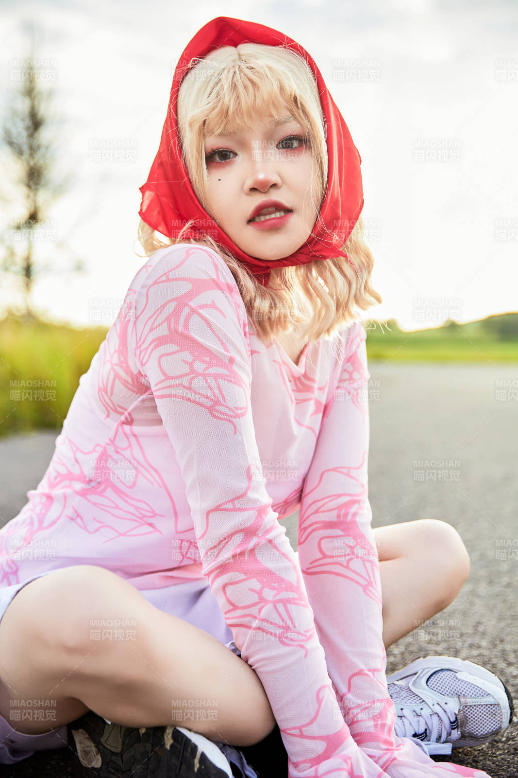 在景区旅游拍照的蒙古族美丽姑娘