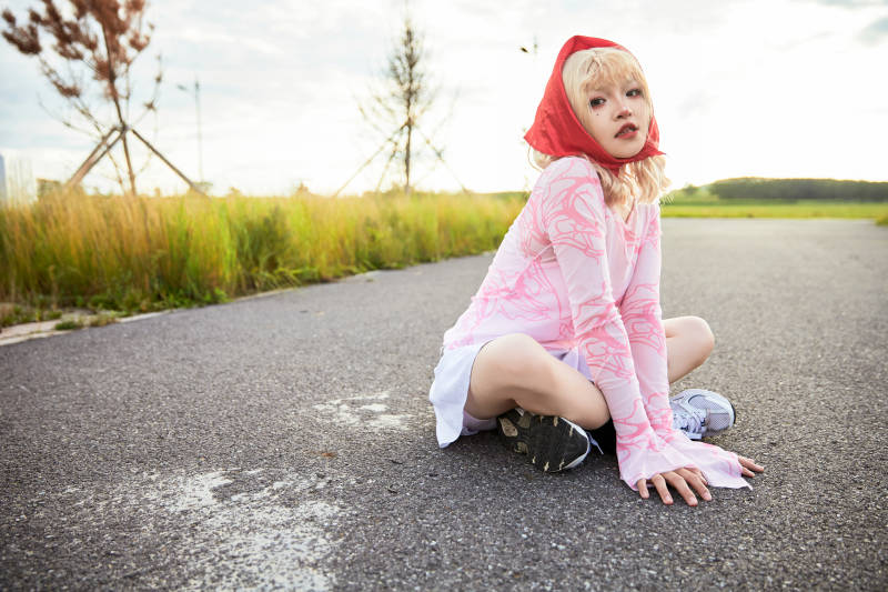 在景区旅游拍照的蒙古族美丽姑娘