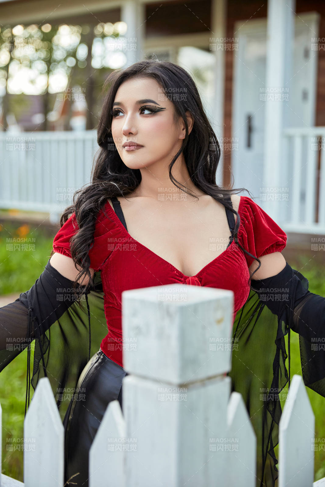 穿着性感服饰在户外拍照的亚洲女性