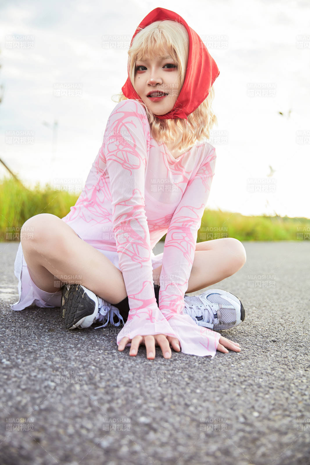 在景区旅游拍照的蒙古族美丽姑娘