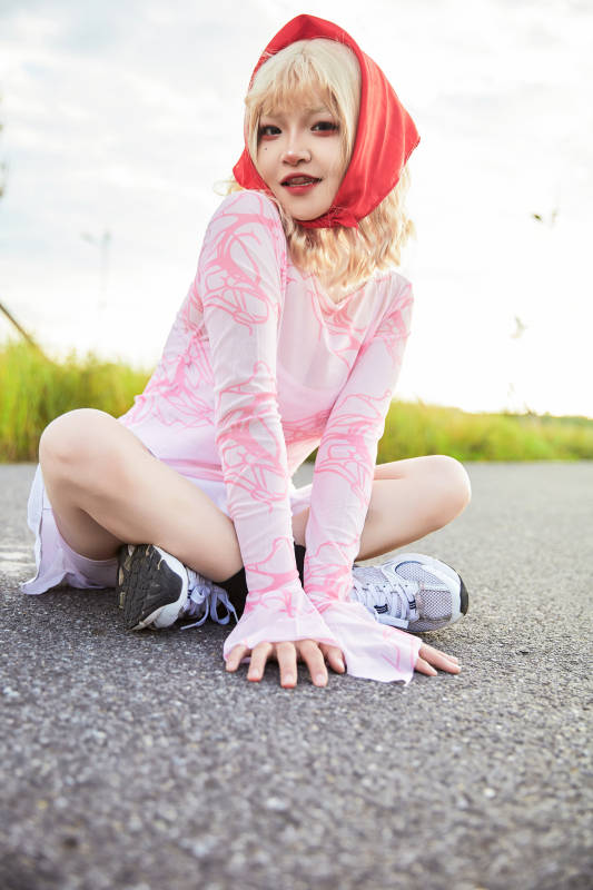 在景区旅游拍照的蒙古族美丽姑娘