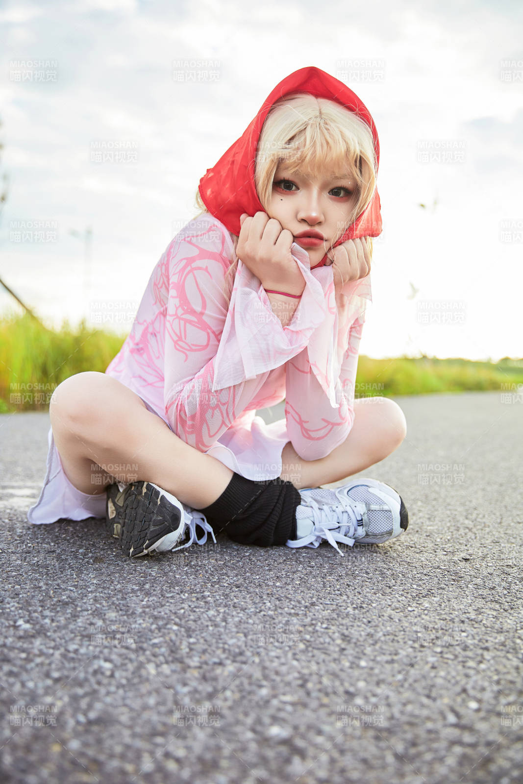 在景区旅游拍照的蒙古族美丽姑娘