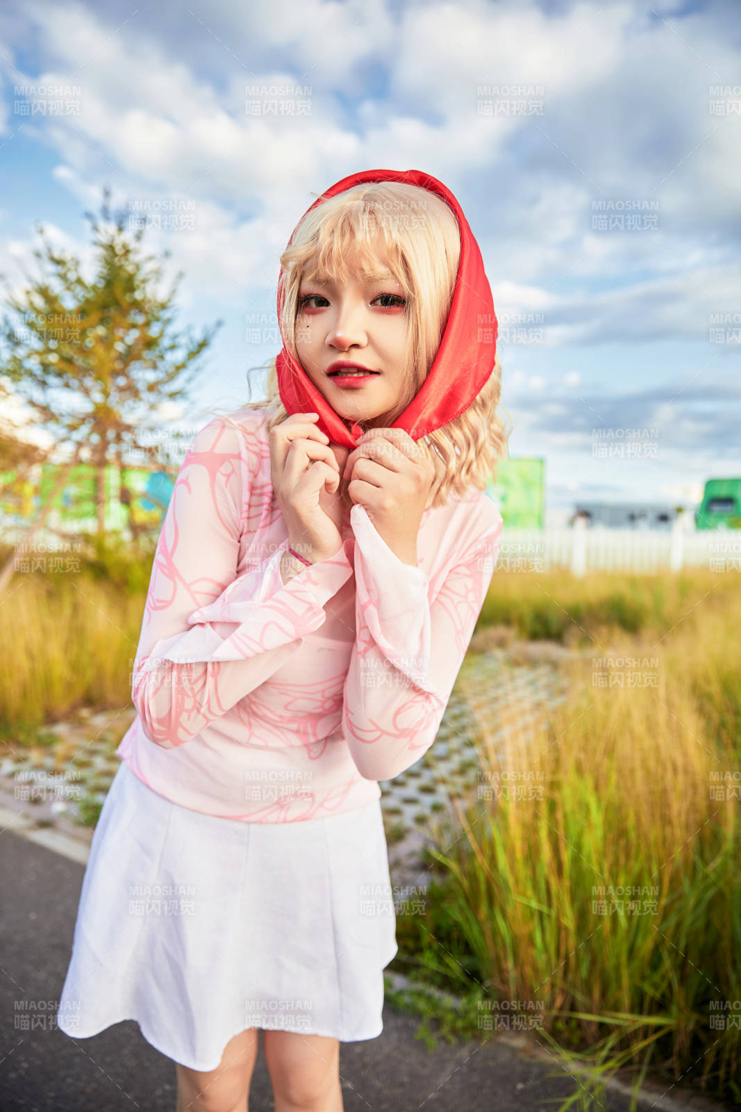 在景区旅游拍照的蒙古族美丽姑娘