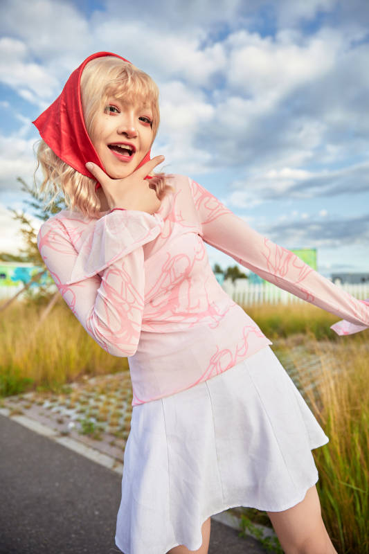 在景区旅游拍照的蒙古族美丽姑娘