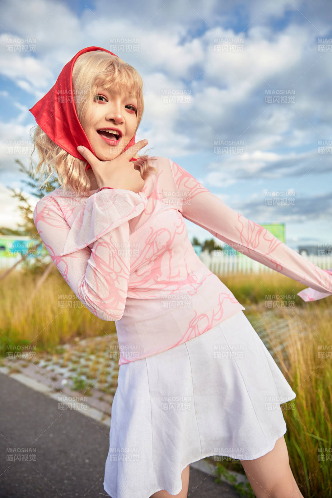 在景区旅游拍照的蒙古族美丽姑娘