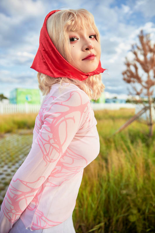 在景区旅游拍照的蒙古族美丽姑娘