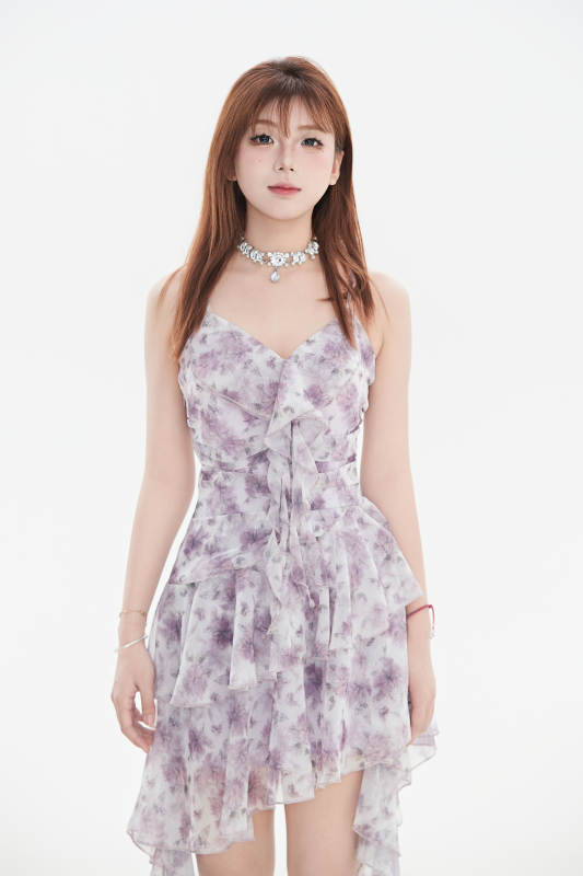 白色背景下的可爱亚洲少女