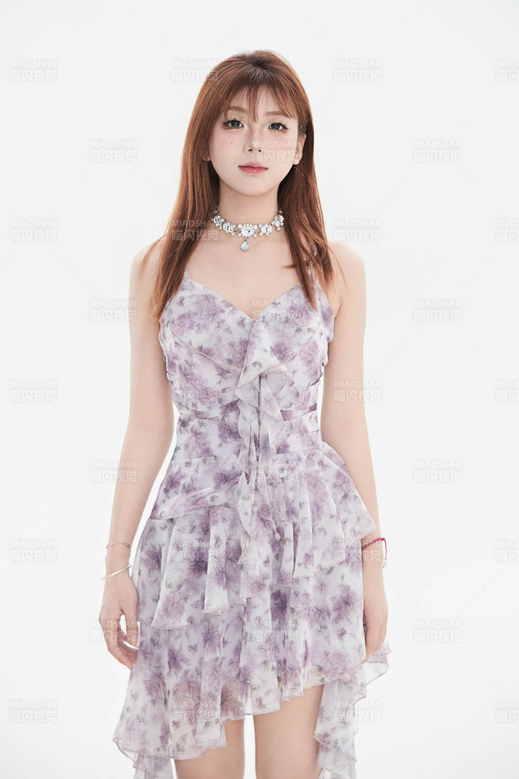 白色背景下的可爱亚洲少女