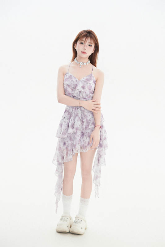 白色背景下的可爱亚洲少女