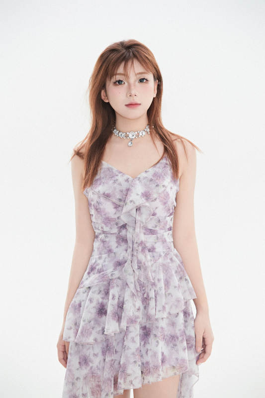 白色背景下的可爱亚洲少女