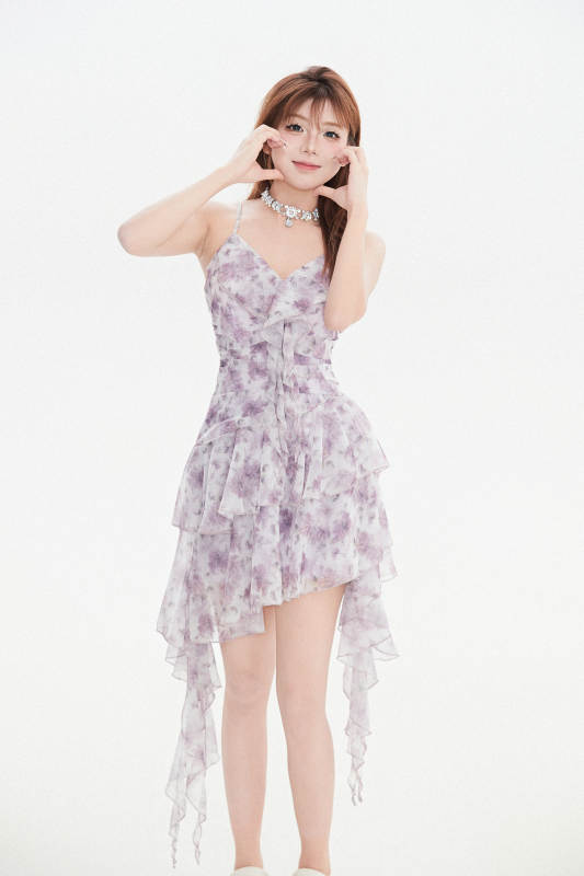 白色背景下的可爱亚洲少女