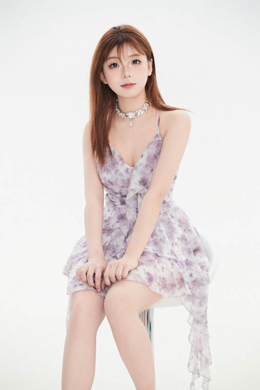 白色背景下的可爱亚洲少女