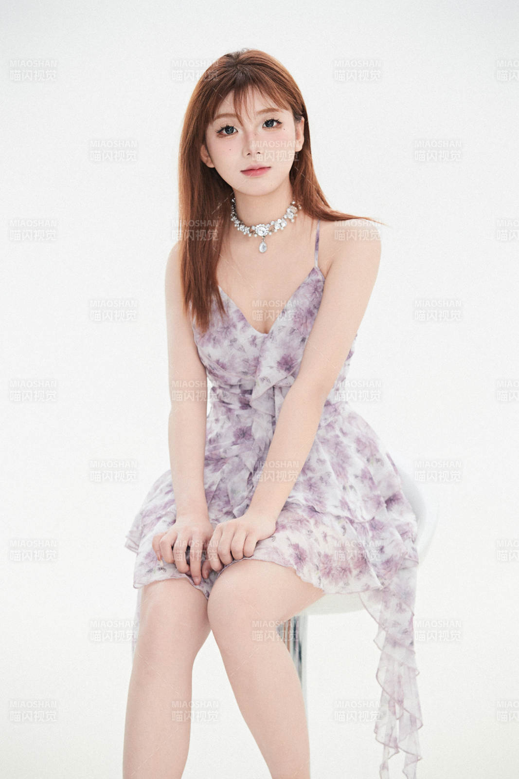 白色背景下的可爱亚洲少女