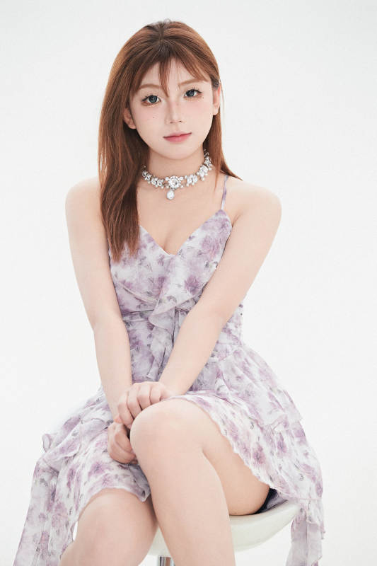 白色背景下的可爱亚洲少女