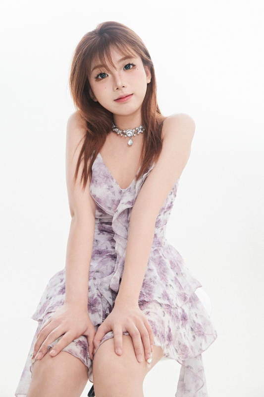 白色背景下的可爱亚洲少女