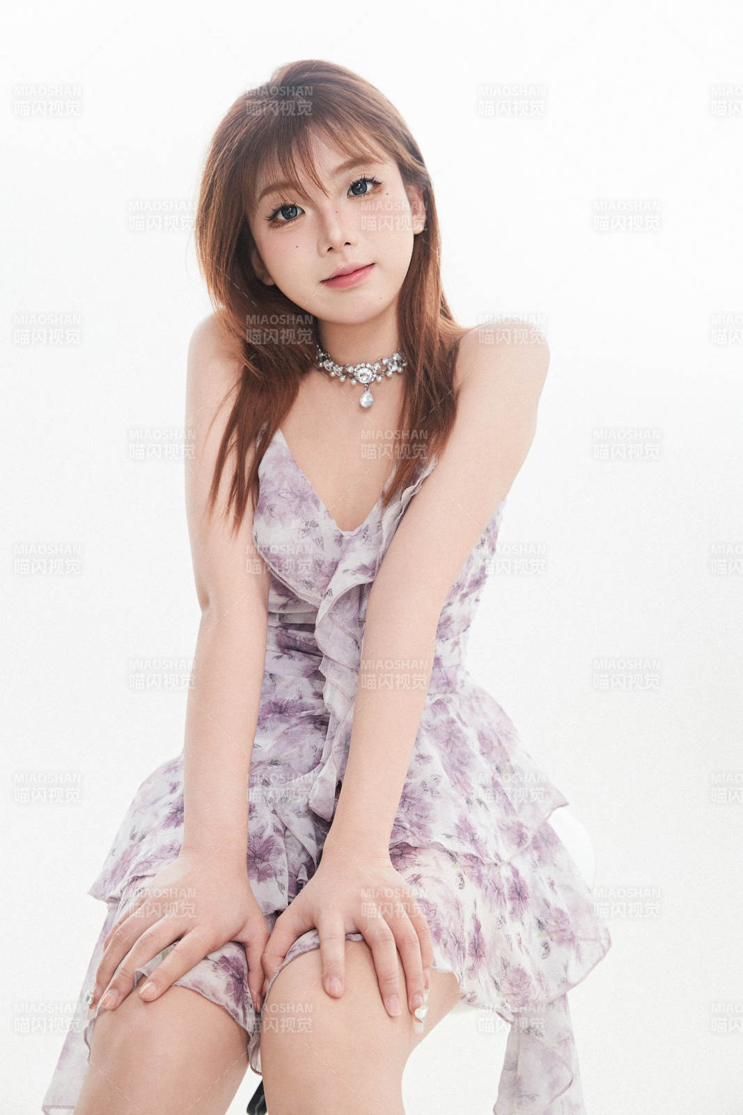 白色背景下的可爱亚洲少女