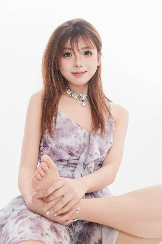 白色背景下的可爱亚洲少女