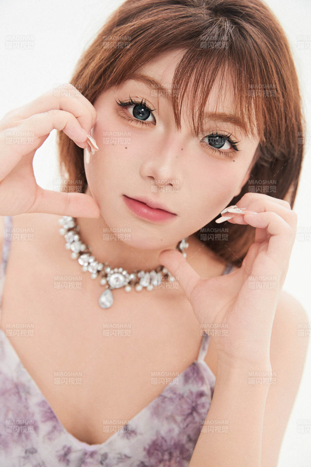 白色背景下的可爱亚洲少女