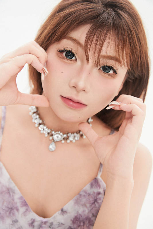 白色背景下的可爱亚洲少女