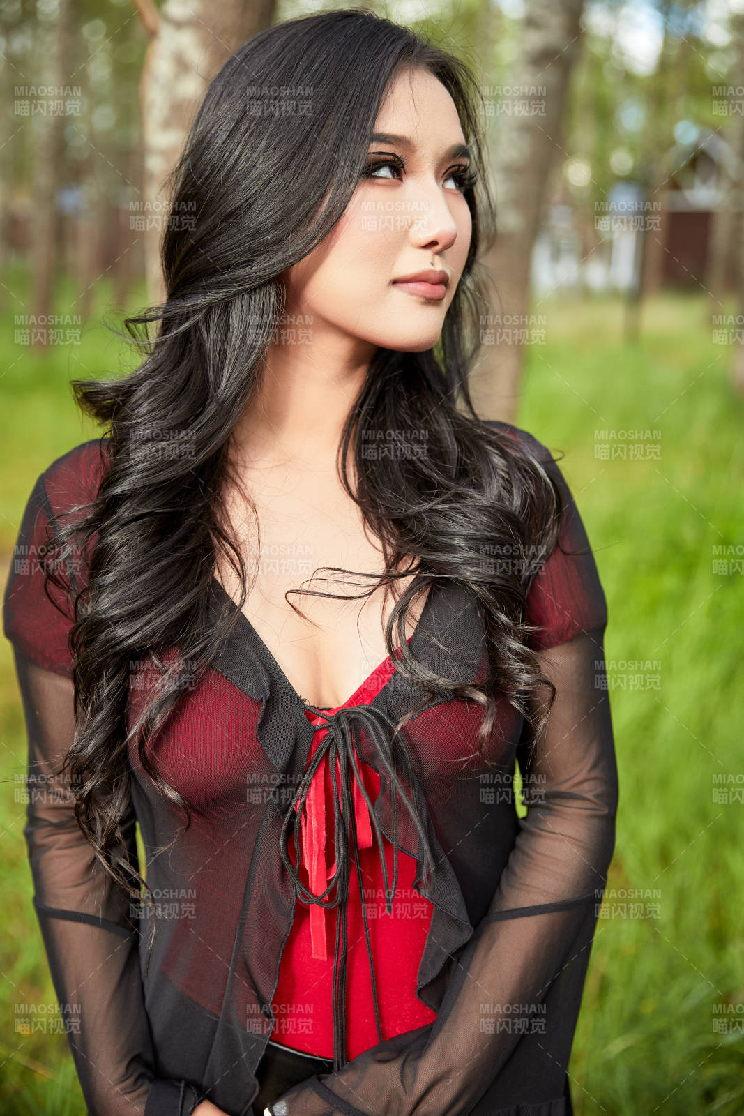 穿着性感服饰在户外拍照的亚洲女性