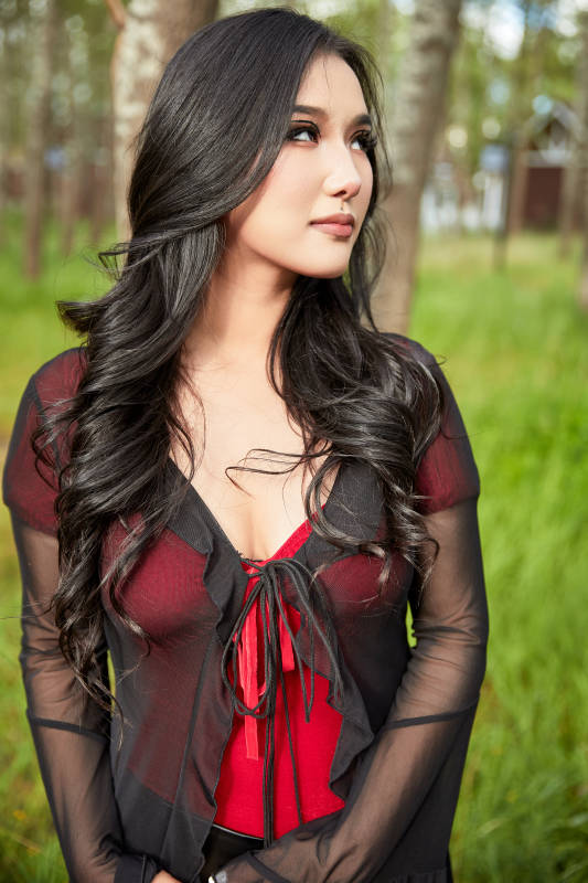 穿着性感服饰在户外拍照的亚洲女性