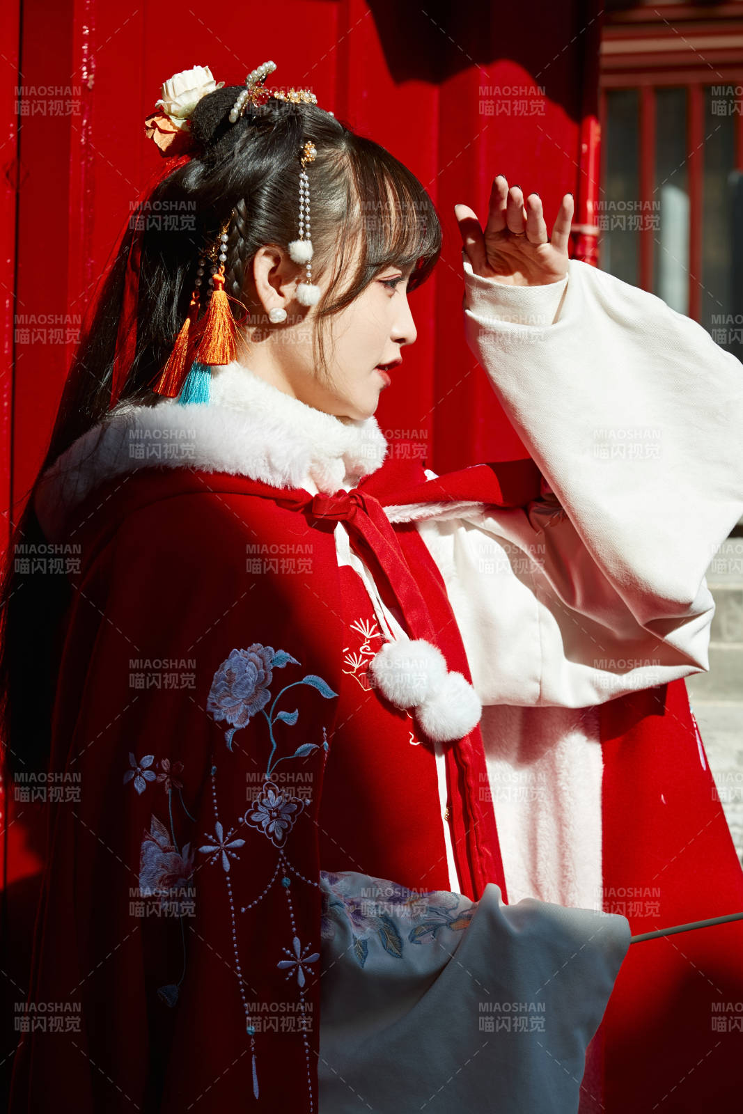 身穿喜庆汉服在古城游玩的少女