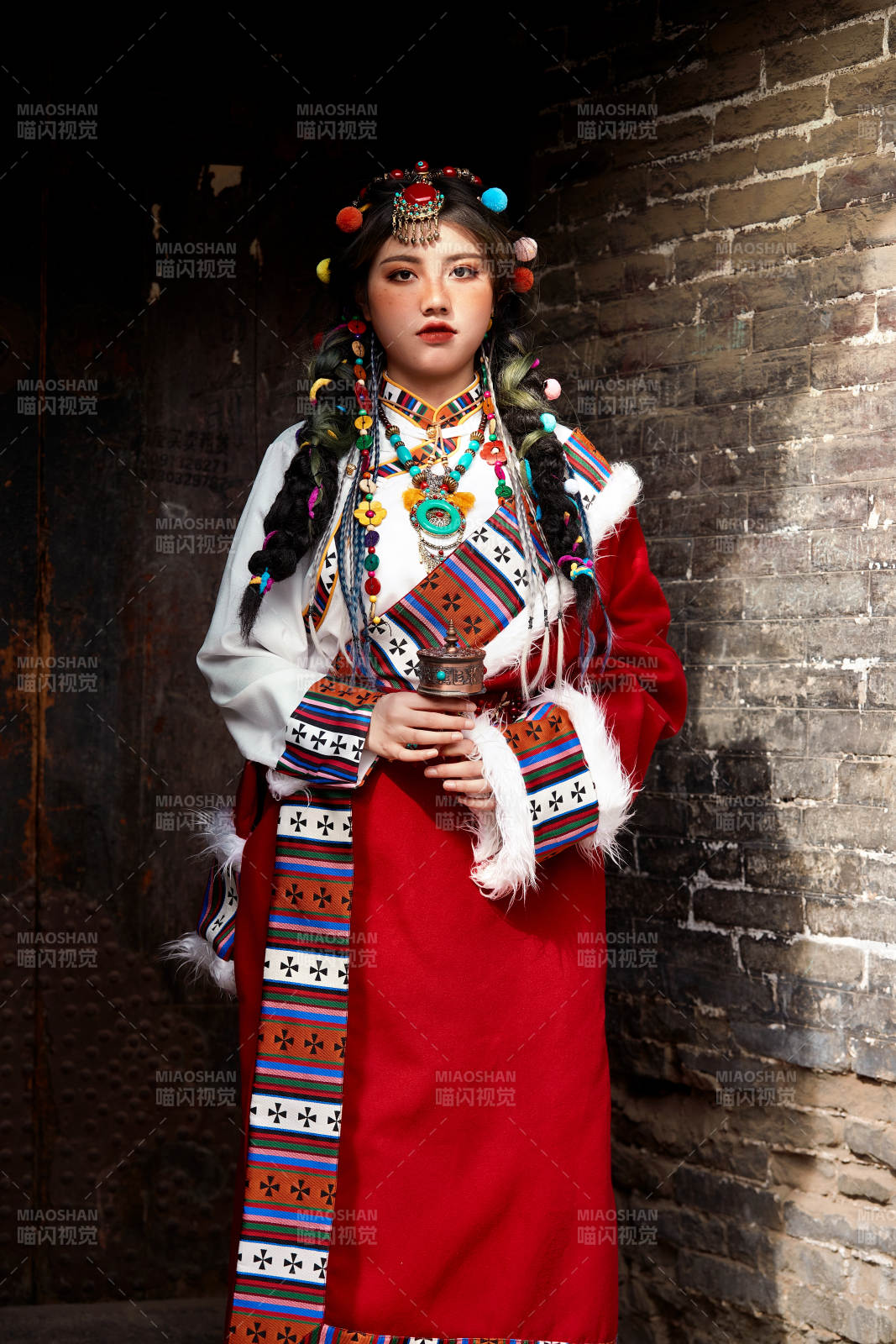 身穿藏族服饰在古城拍照的少女