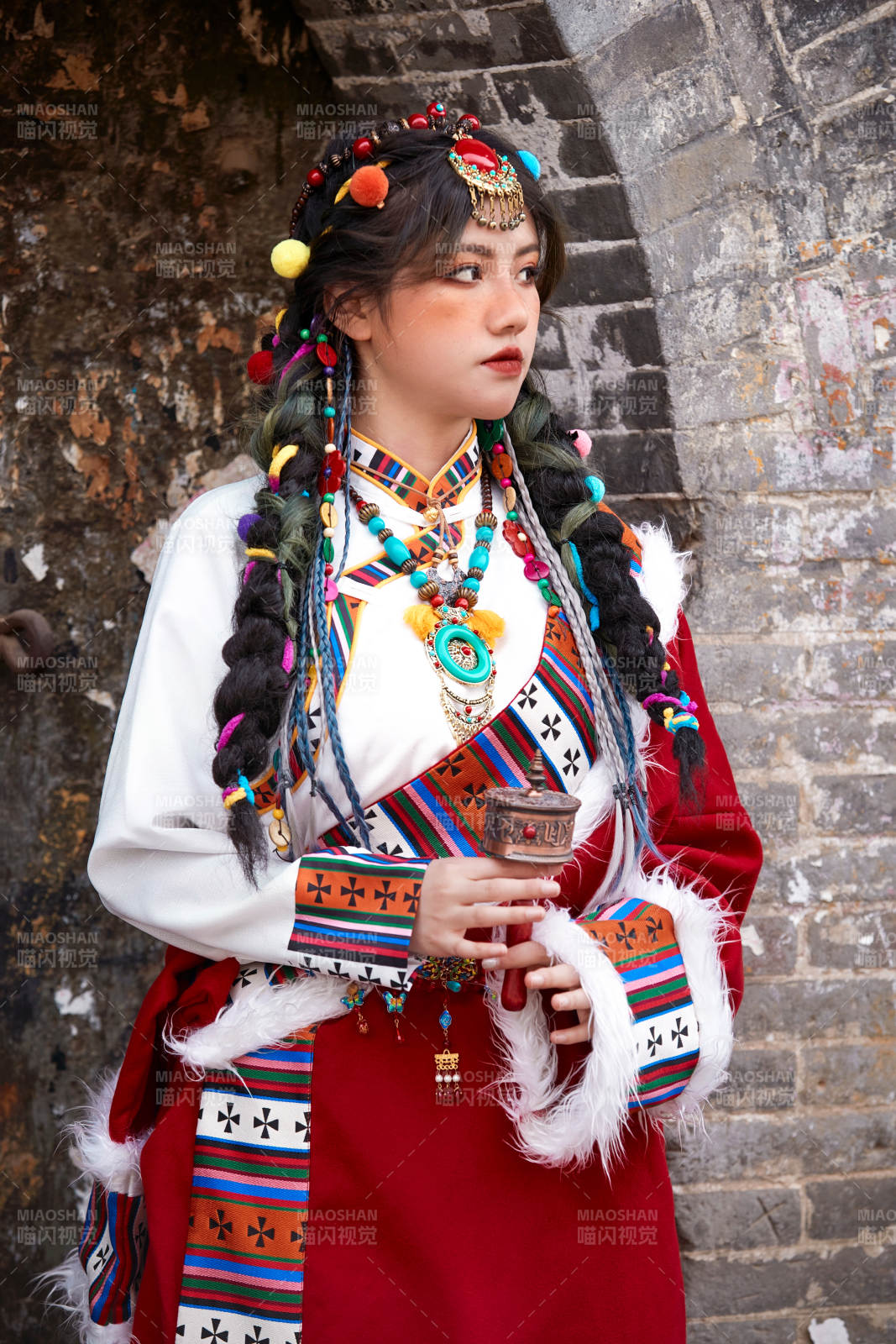 身穿藏族服饰在古城拍照的少女