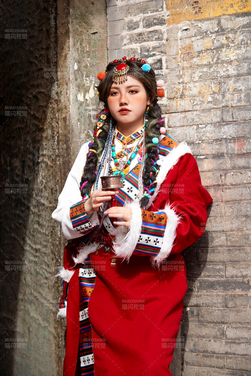 身穿藏族服饰在古城拍照的少女