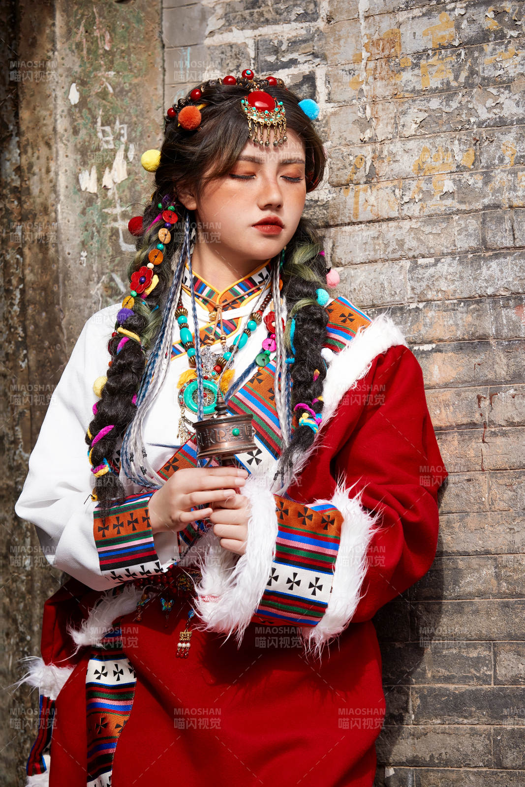 身穿藏族服饰在古城拍照的少女