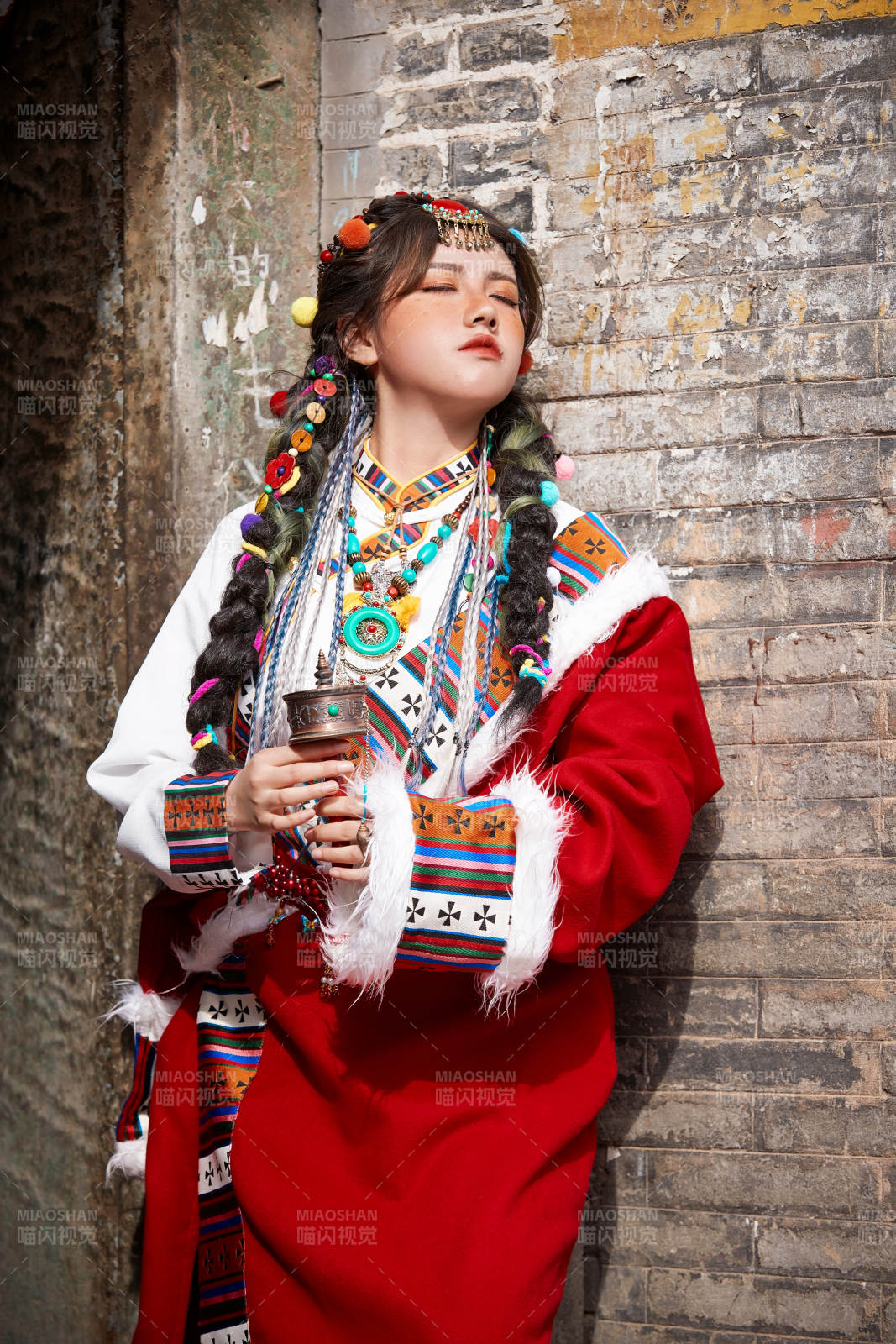 身穿藏族服饰在古城拍照的少女