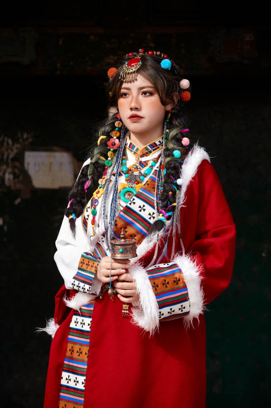 身穿藏族服饰在古城拍照的少女