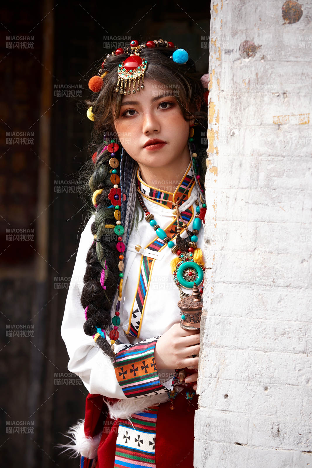 身穿藏族服饰在古城拍照的少女