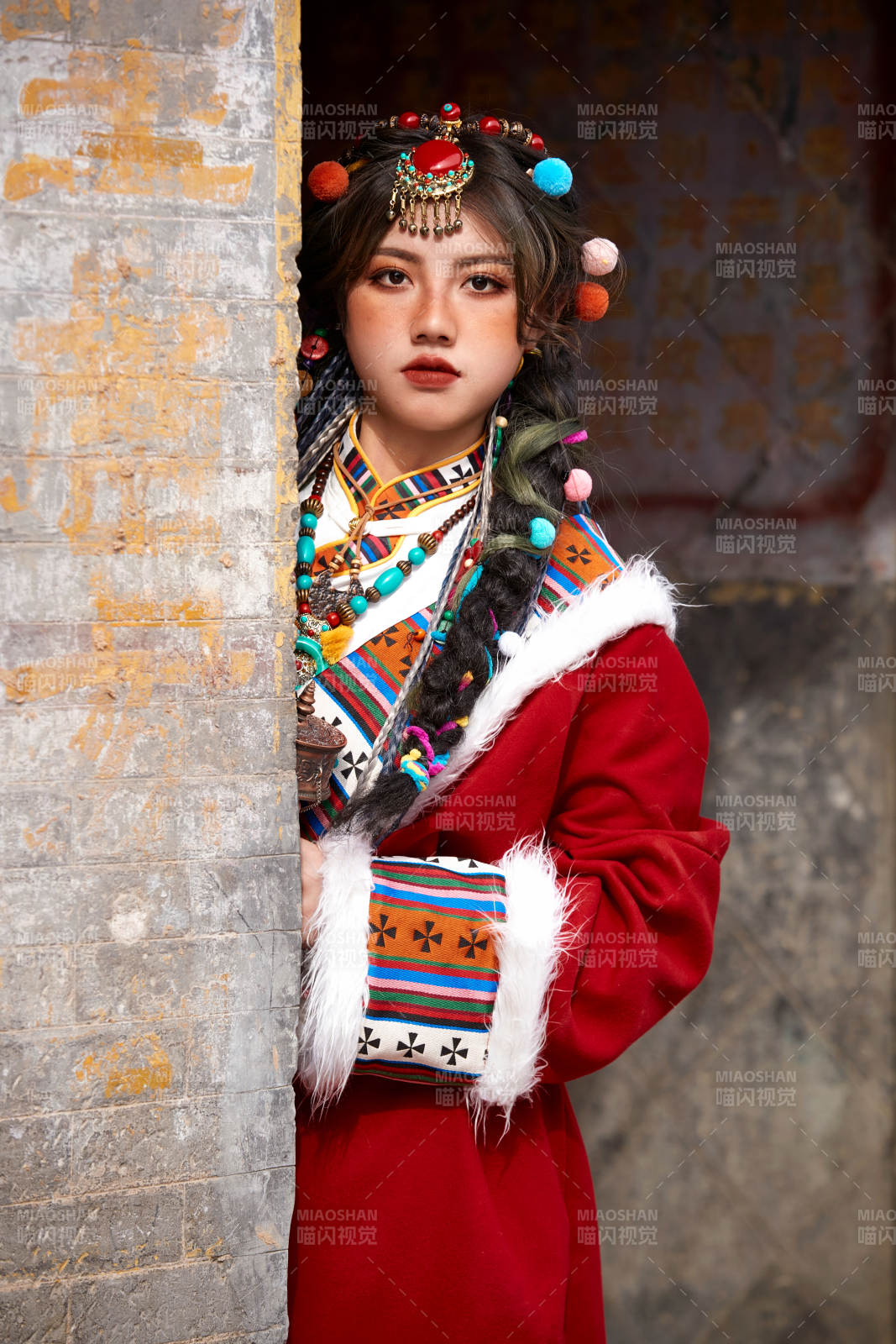 身穿藏族服饰在古城拍照的少女