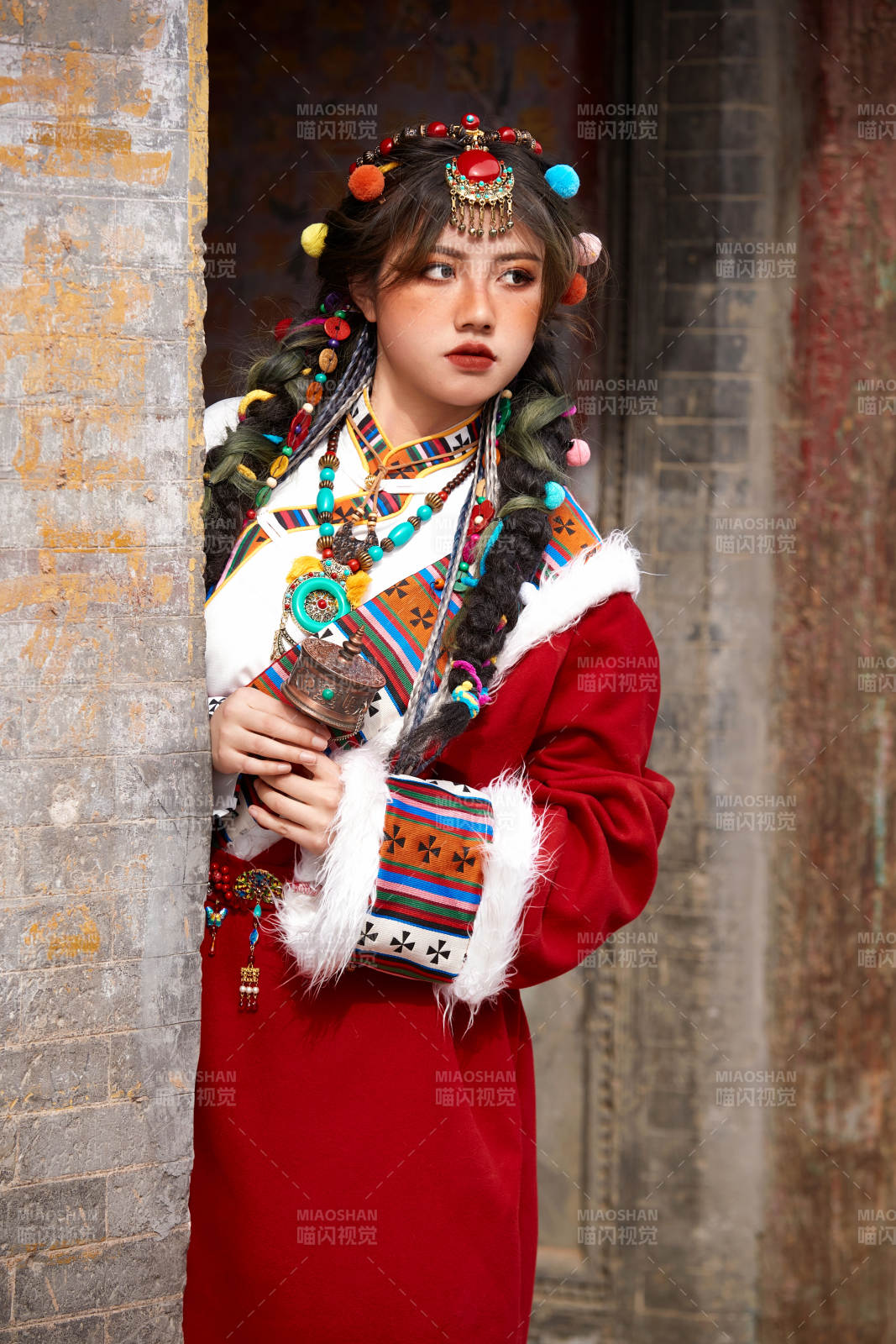 身穿藏族服饰在古城拍照的少女