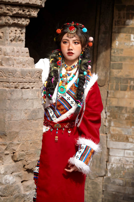 身穿藏族服饰在古城拍照的少女