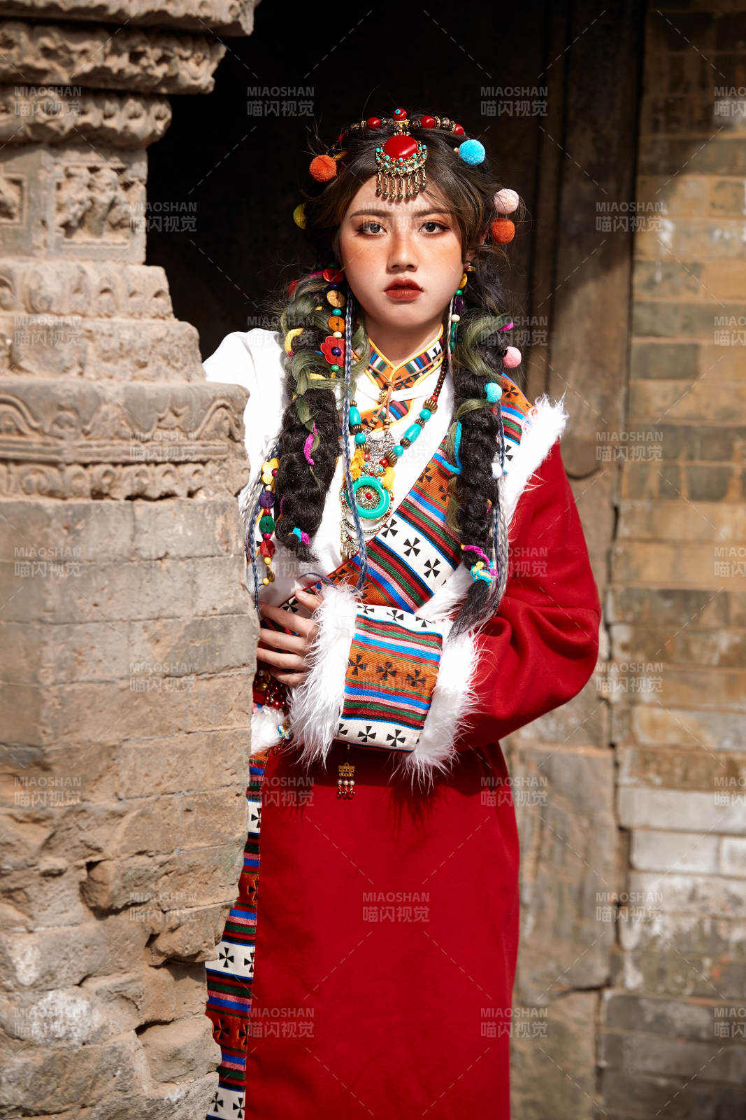 身穿藏族服饰在古城拍照的少女