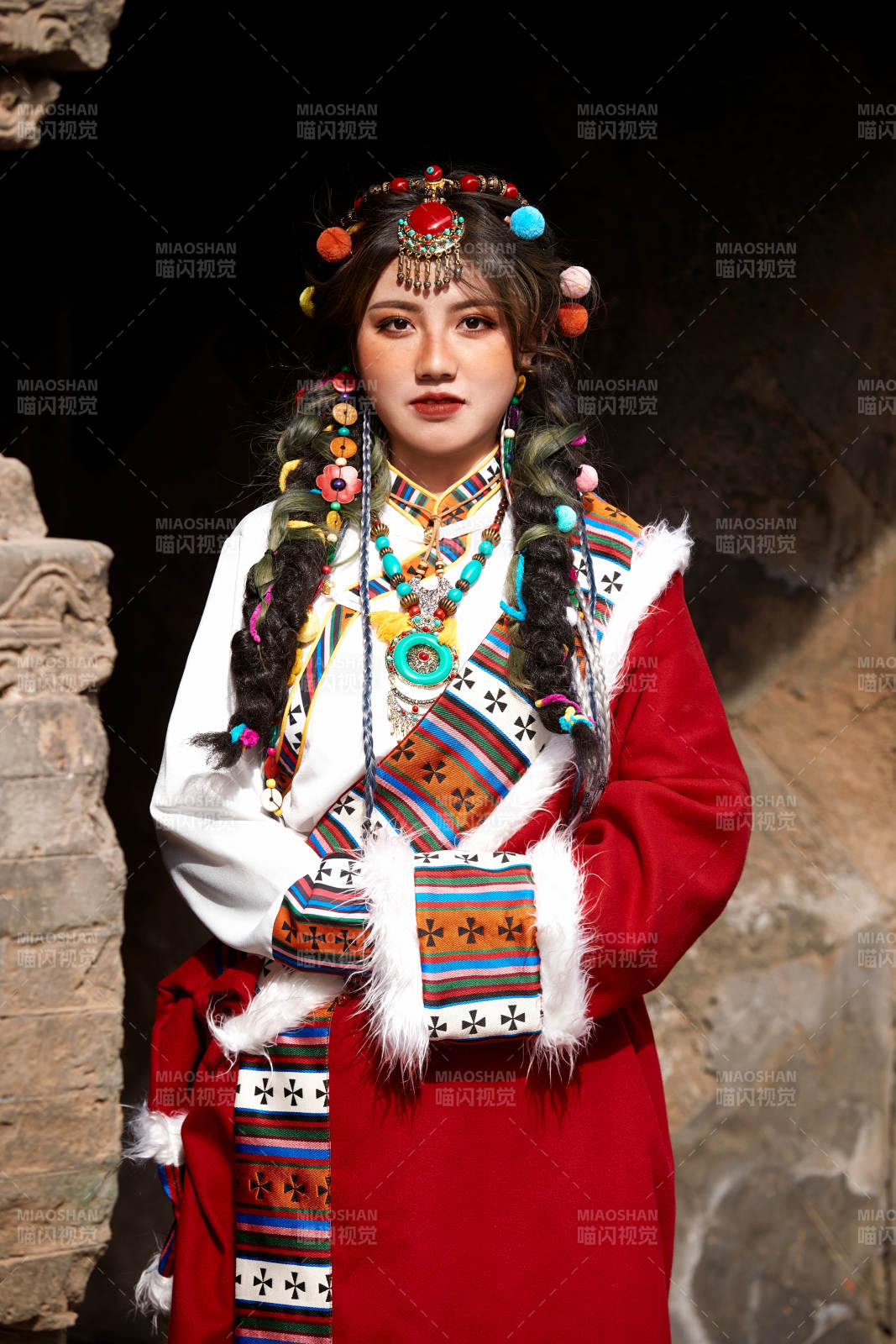 身穿藏族服饰在古城拍照的少女