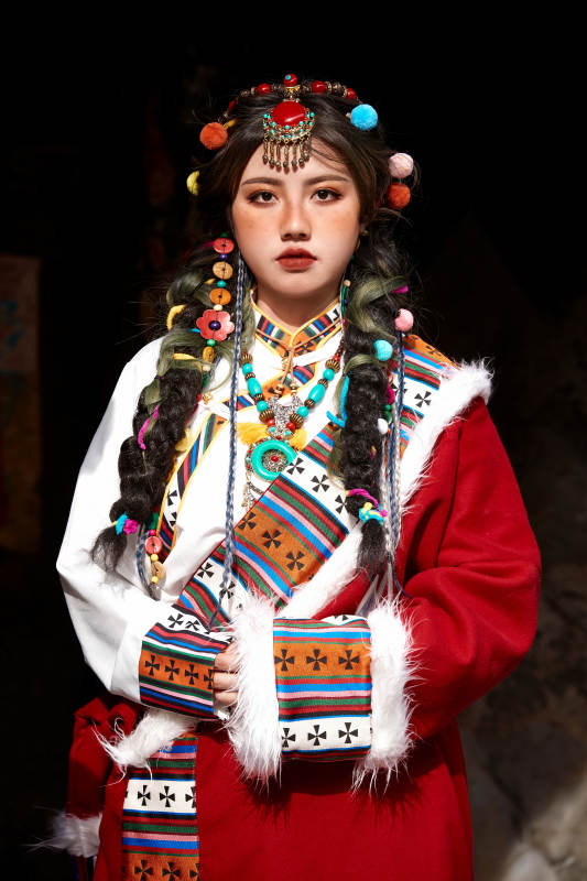 身穿藏族服饰在古城拍照的少女