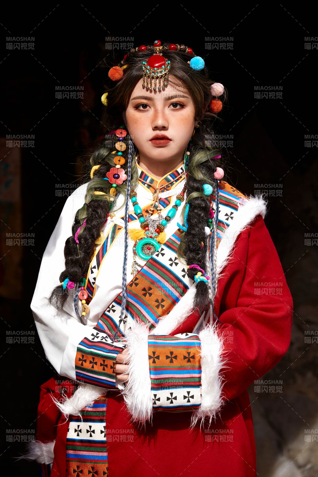 身穿藏族服饰在古城拍照的少女