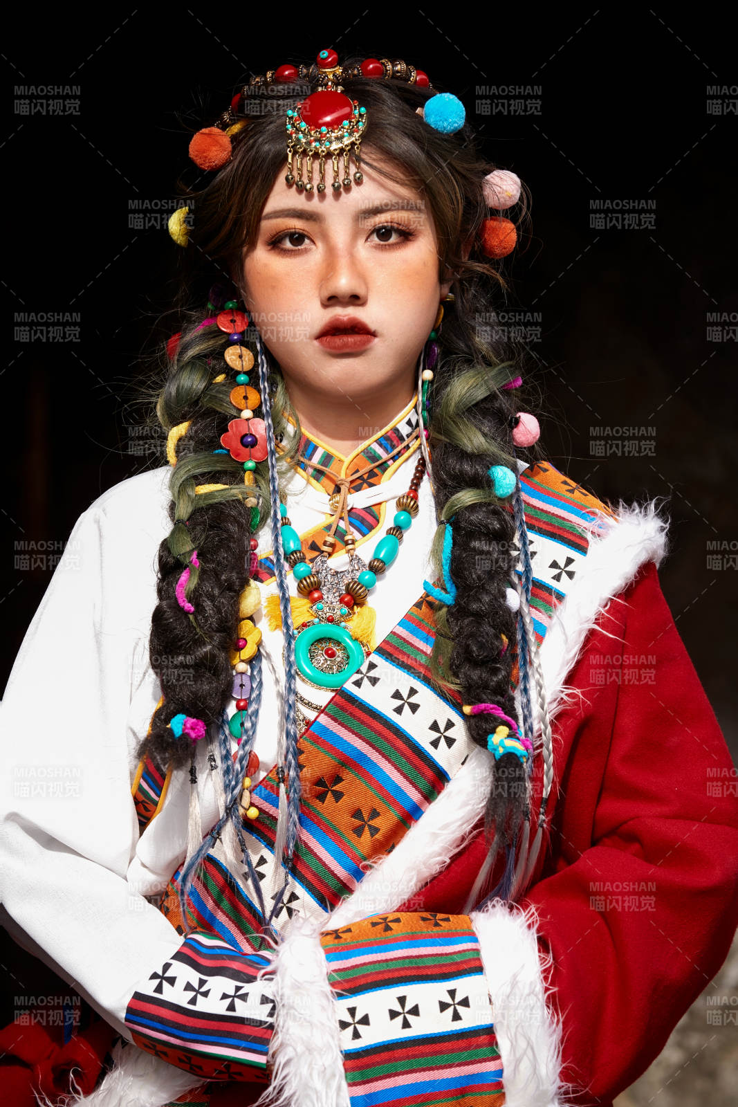 身穿藏族服饰在古城拍照的少女