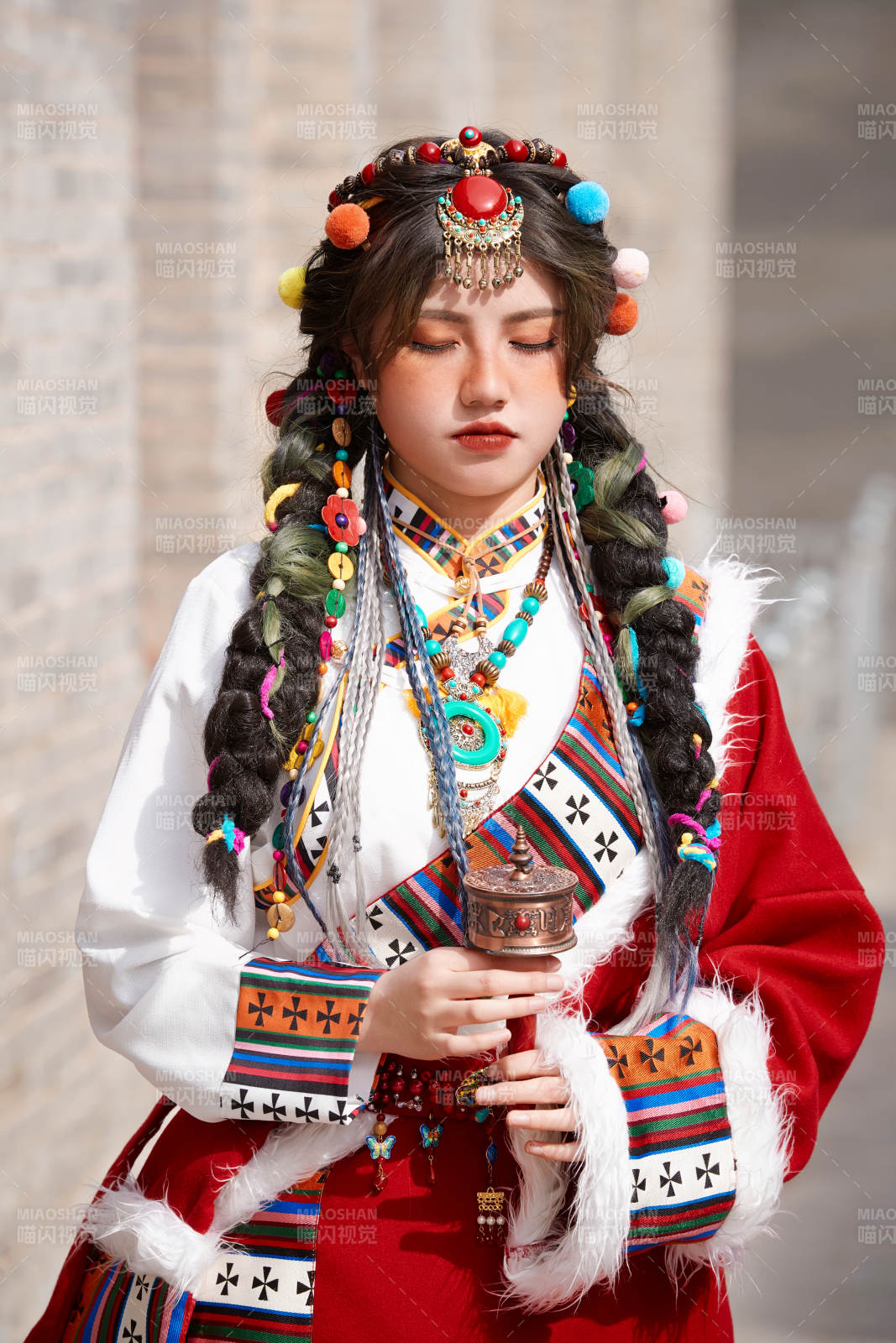 身穿藏族服饰在古城拍照的少女