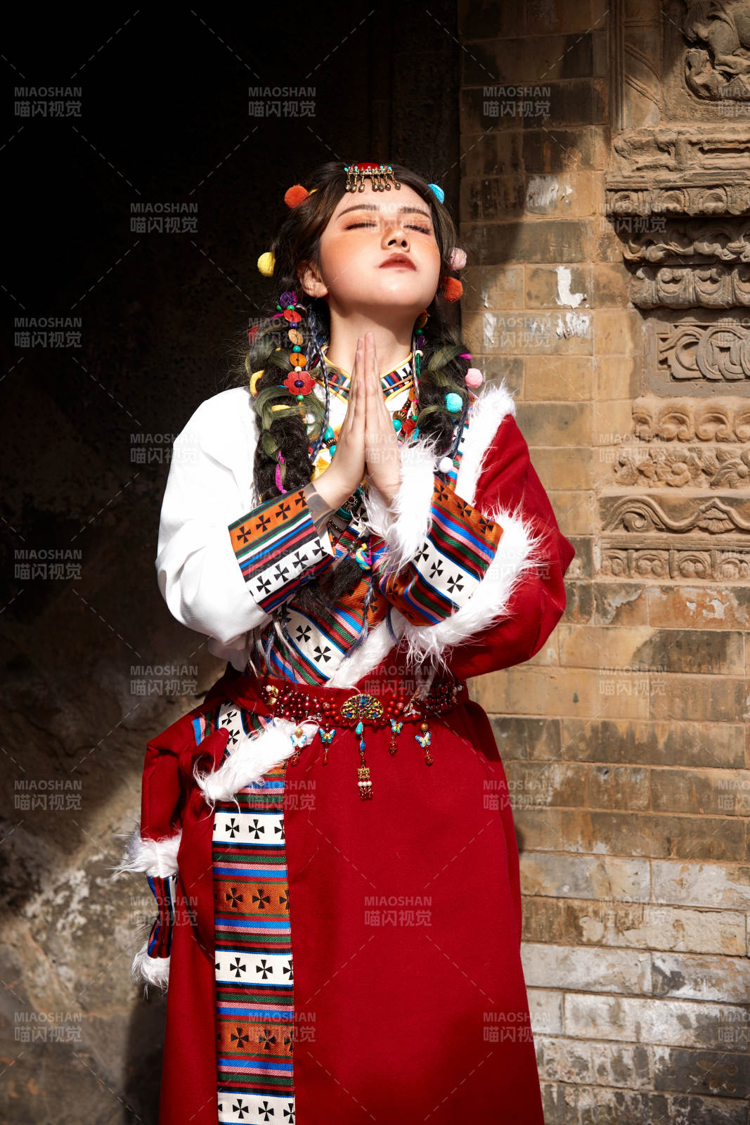 身穿藏族服饰在古城拍照的少女