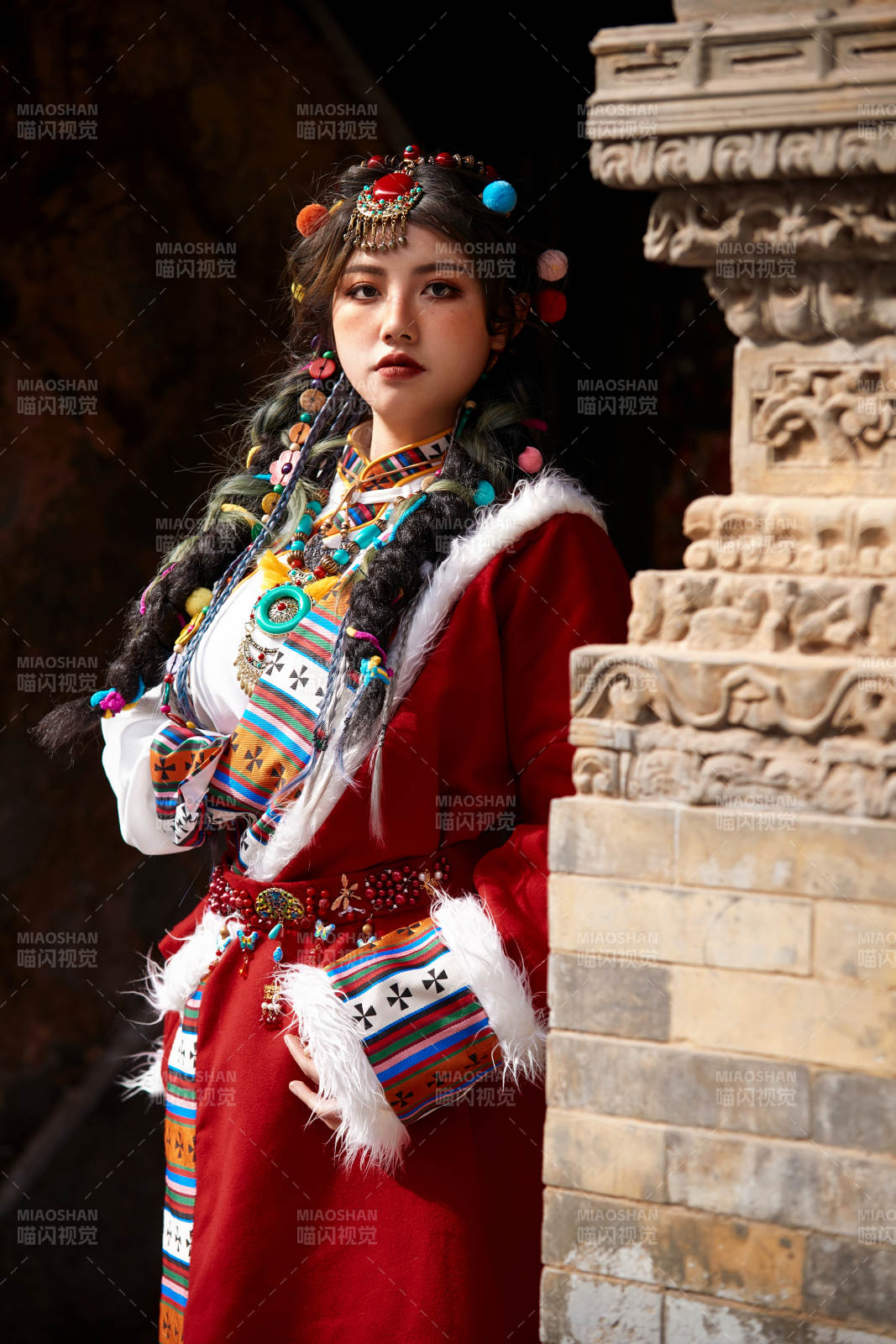 身穿藏族服饰在古城拍照的少女