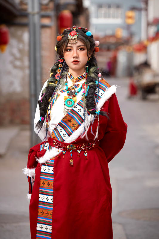 身穿藏族服饰在古城拍照的少女