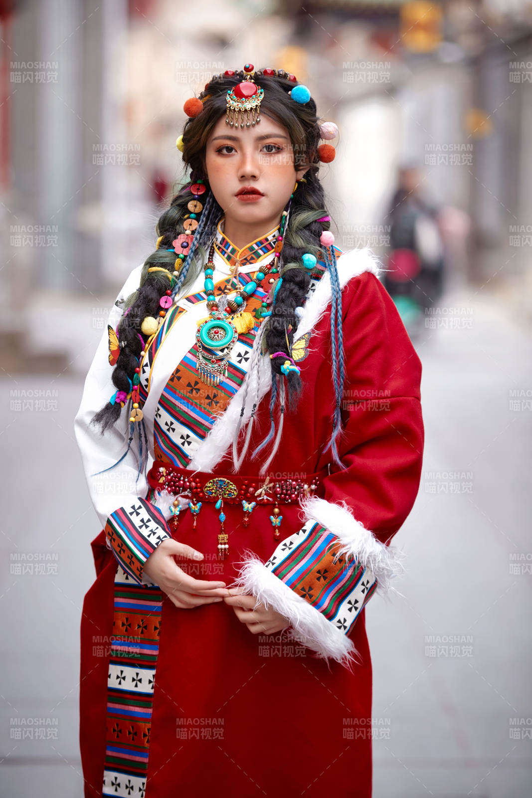 身穿藏族服饰在古城拍照的少女