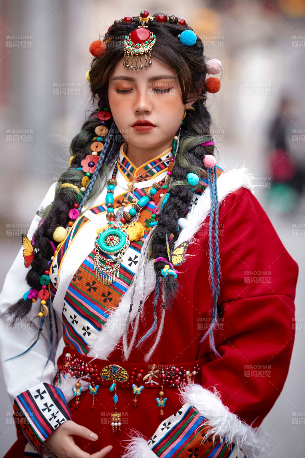 身穿藏族服饰在古城拍照的少女